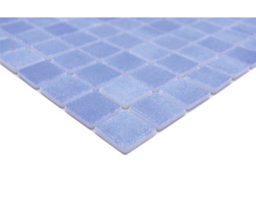 Detailní pohled na mozaikové dlaždice ve čtvercovém tvaru