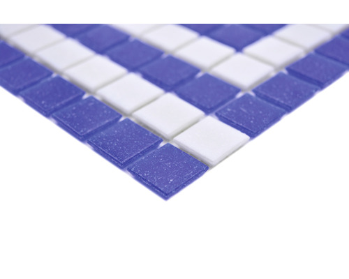 Vzor mozaikových dlaždic se čtvercovými modrými a bílými skleněnými dlaždicemi