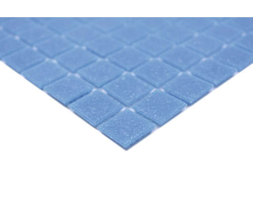 Detailní záběr na povrch z malých čtvercových skleněných mozaikových dlaždic.