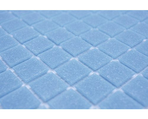 Detail čtvercových světle zbarvených skleněných mozaikových dlaždic