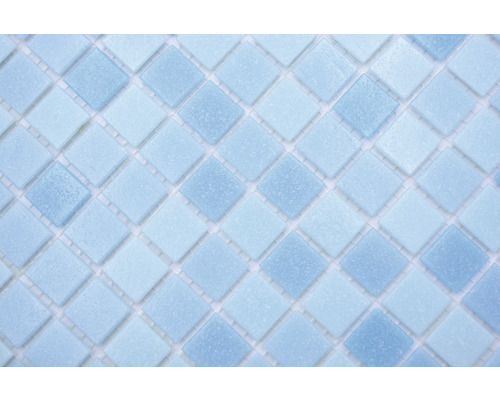 Detail modrých čtvercových skleněných mozaikových dlaždic