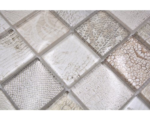 Detailní záběr na mozaikové dlaždice s různými texturami