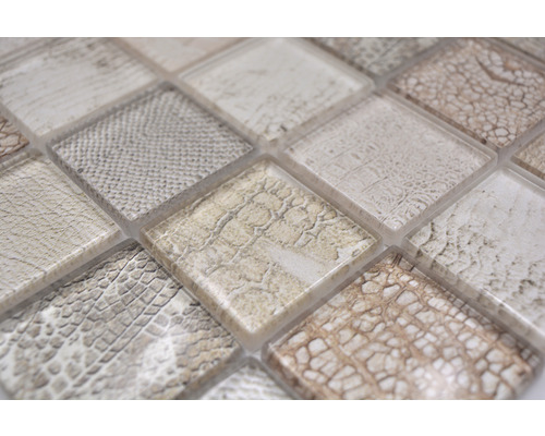 Detail mozaikových dlaždic s plazím vzorem