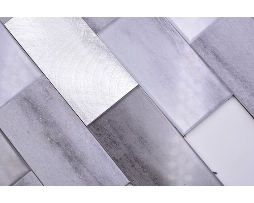 Mozaikové dlaždice z mramoru a kovu ve vzoru rybí kosti