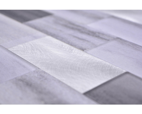 Mozaikové dlaždice ze skla a kovu