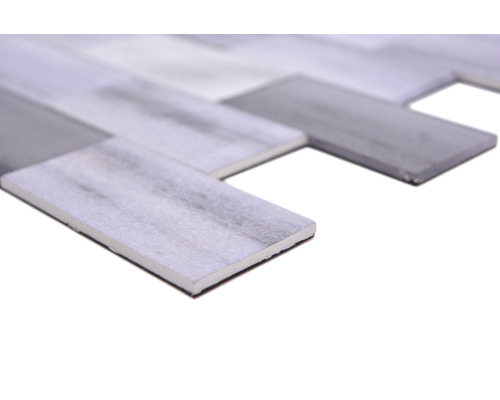 Detail samolepicích obkládaček se vzorem rybí kosti