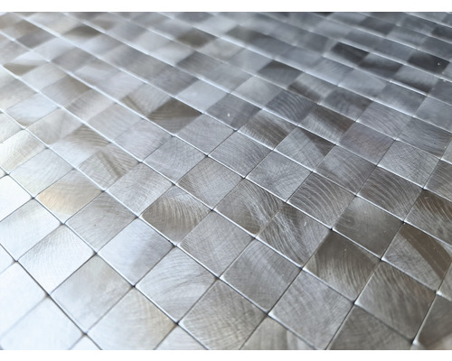 Detail čtvercových kovových dlaždic