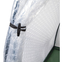 Detailní záběr fólie skleníku s přepínacím uzávěrem