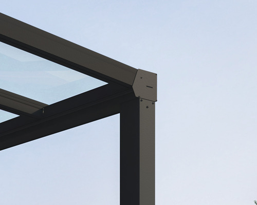 Detail terasy s prosklenou střechou a hliníkovým rámem