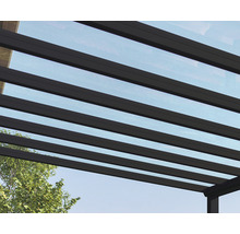 Detailní záběr terasového zastřešení s transparentními panely a tmavým rámem.