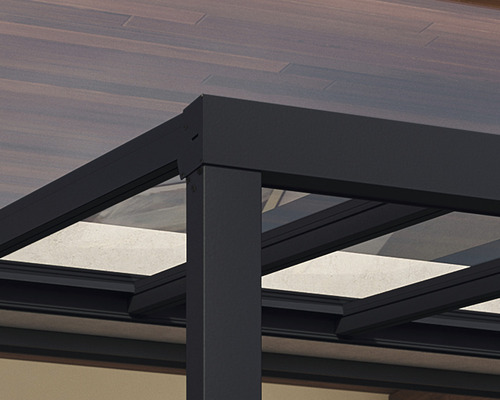Detail terasového zastřešení s rámem a skleněnými prvky.