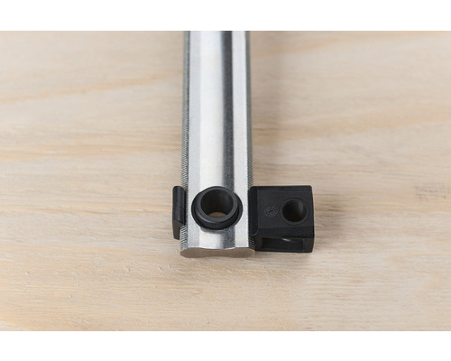 Detailní pohled na kovové posuvné měřítko s černým příslušenstvím