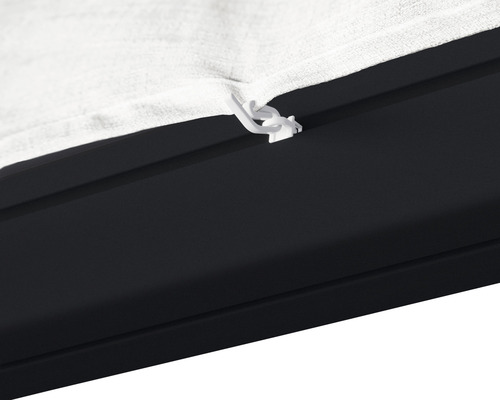 Detailní záběr altánu s látkovou střechou a upevňovací sponou