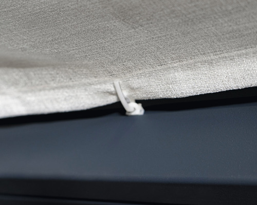 Detailní pohled na závěs se skládacími háčky pro upevnění