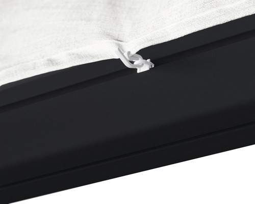 Detailní pohled na sluneční plachtu s upevňovací sponou na pergole