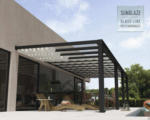 Terasa se zatahovací ochranou proti slunci a zahradním nábytkem