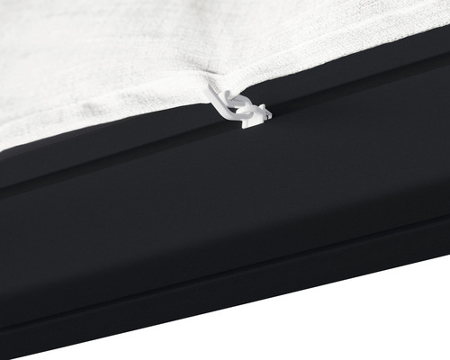 Detailní záběr upevnění markýzy s látkou