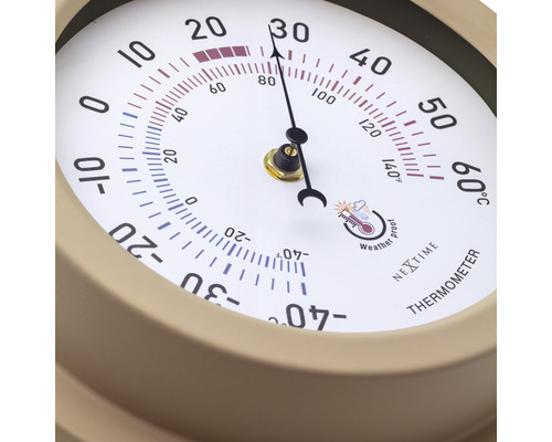 Detail kulatého venkovního teploměru se stupnicí