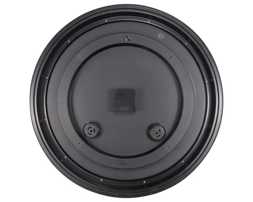 Zadní pohled na kulaté nástěnné hodiny na baterie