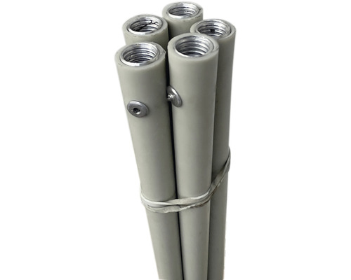 Svazek šedých trubek se závitem a upevňovacími prvky