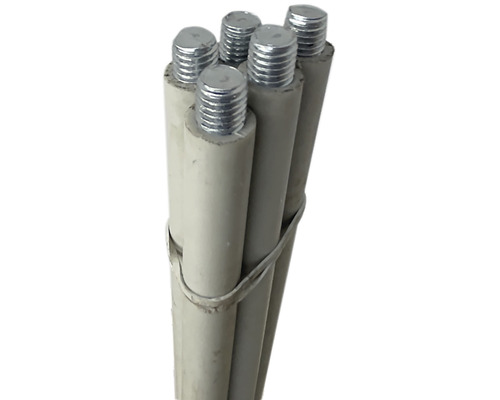 Několik závitových tyčí, svázaných dohromady