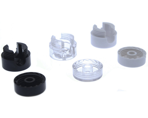 Různé plastové uzávěry pro sanitární instalace