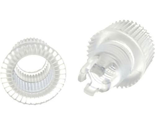 Dva průhledné plastové hmoždinky v detailním záběru.