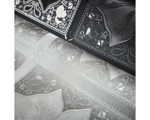 Detailní pohled na vzorované tapety Karl Lagerfeld