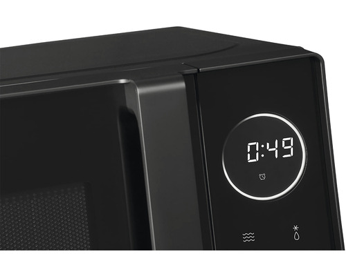 Detailní záběr černé mikrovlnné trouby s digitálním displejem