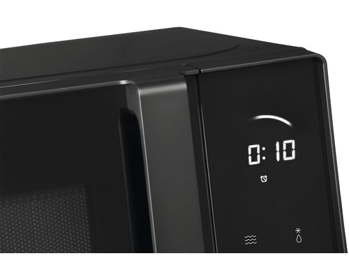 Detailní záběr černé mikrovlnné trouby s digitálním displejem