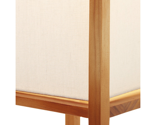 Detailní pohled na stojací lampu s dřevěným rámem a látkovým stínidlem