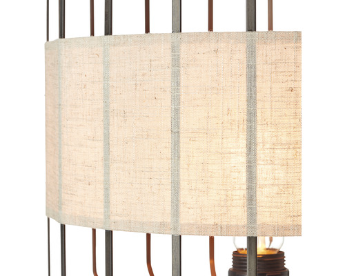 Detail stolní lampy s látkovým stínidlem a kovovým rámem