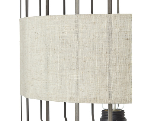 Detailní pohled na stolní lampu s textilním stínidlem a kovovým rámem