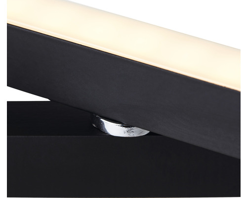 Detailní záběr LED nástěnného svítidla s černým pouzdrem a upevněním.