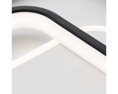 Detail moderního stropního svítidla s LED technologií