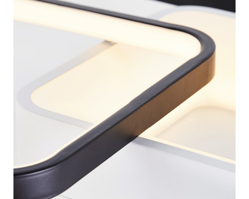 Detailní záběr LED stropního svítidla s geometrickým designem