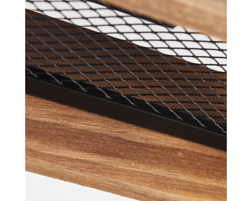 Detailní záběr regálu s dřevěným rámem a mřížkovaným dnem