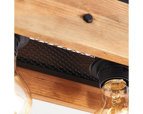 Detailní pohled na dřevěné stropní svítidlo s kovovými prvky