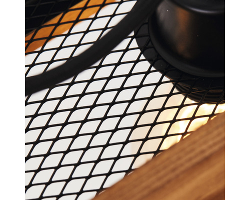 Detailní záběr lampy s kovovou mřížkou a dřevěným prvkem