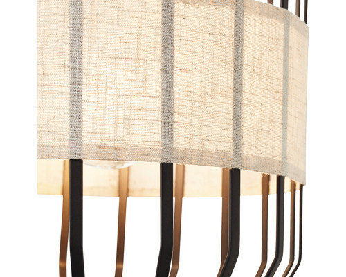 Detailní záběr stropního svítidla s látkovým stínidlem a kovovým rámem