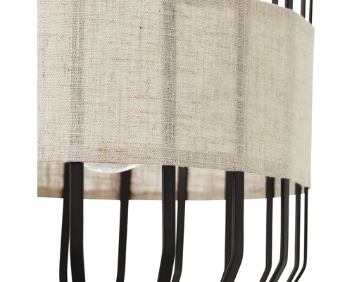 Detailní pohled na lampu s textilním stínidlem a kovovým rámem