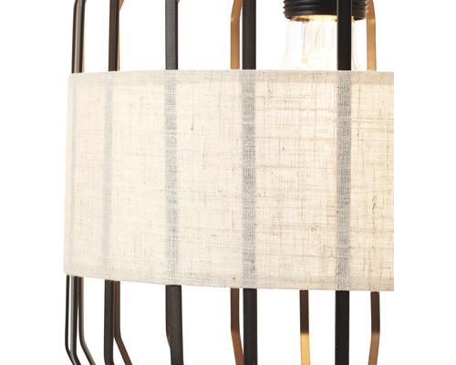 Detail lampy s látkovým stínidlem a kovovým rámem