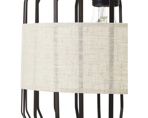 Detail lampy s látkovým stínidlem a kovovým rámem