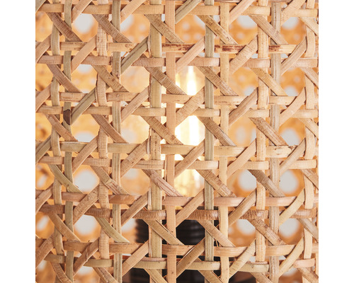 Detail stínidla lampy z pleteného ratanu