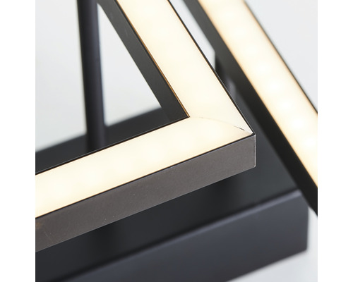 Detailní záběr LED lampy s geometrickým designem