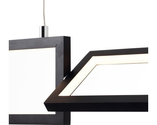 Detailní záběr závěsné lampy s geometrickými tvary a LED osvětlením.