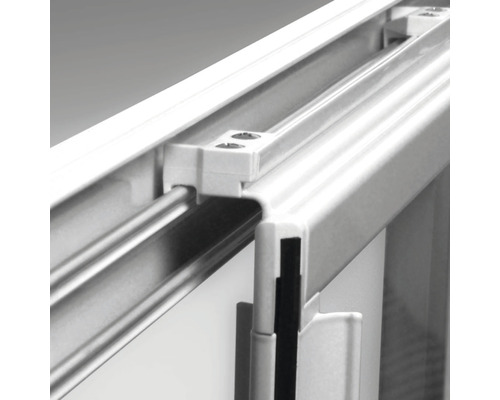 Detail bílého posuvného dveřního systému s lištou a kováním.