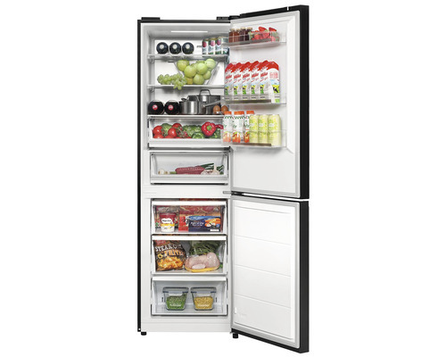 Otevřená chladnička s potravinami v policích a zásuvkách