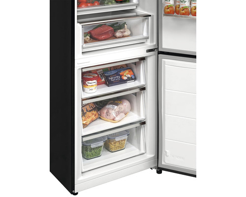 Otevřená chladnička s potravinami v zásuvkách