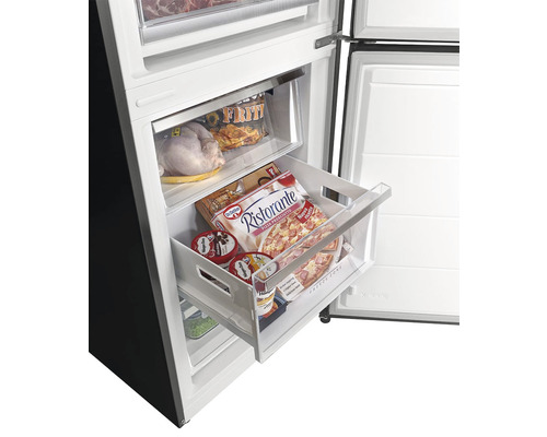 Mrazák s mraženými potravinami v zásuvkách